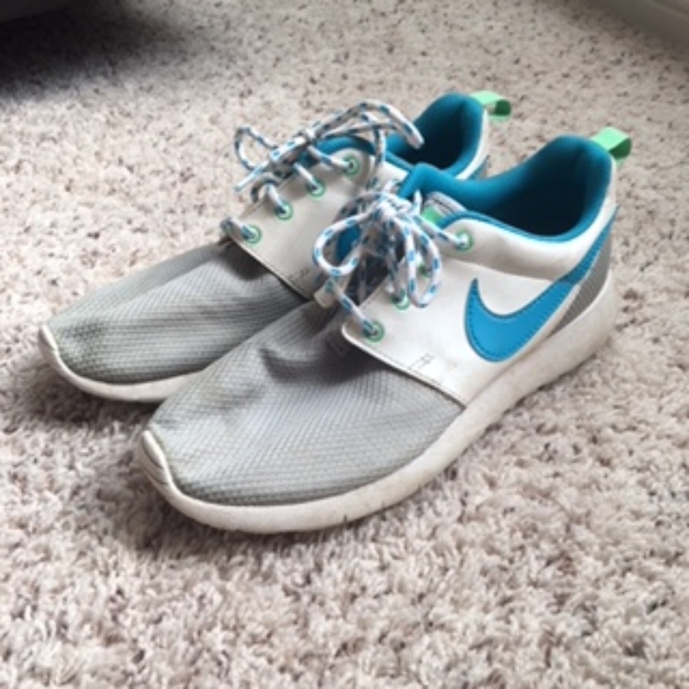 nike roshe ones size 5Y(7W)